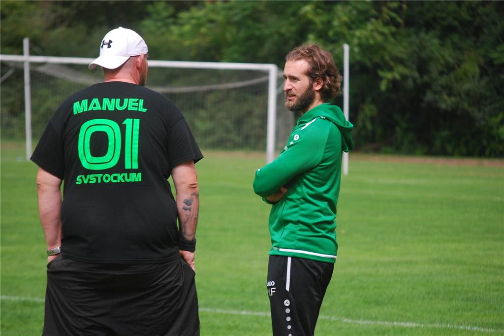 Spielabbruch in der Kreisliga: Schiedsrichter fühlte sich bedroht Miles Fengler unterhält sich mit einer anderen Person und trägt Kleidung des SV Stockum