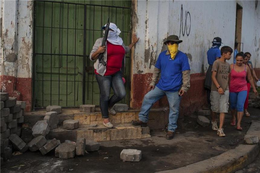 USA verurteilen neue Gewalt in Nicaragua mit drei Toten Milizen stehen neben einer niedergerissenen Barrikade, nach dem Pro-Regierungsmilizen und die Polizei die Nachbarschaft stürmten. Foto: Cristobal Venegas/AP