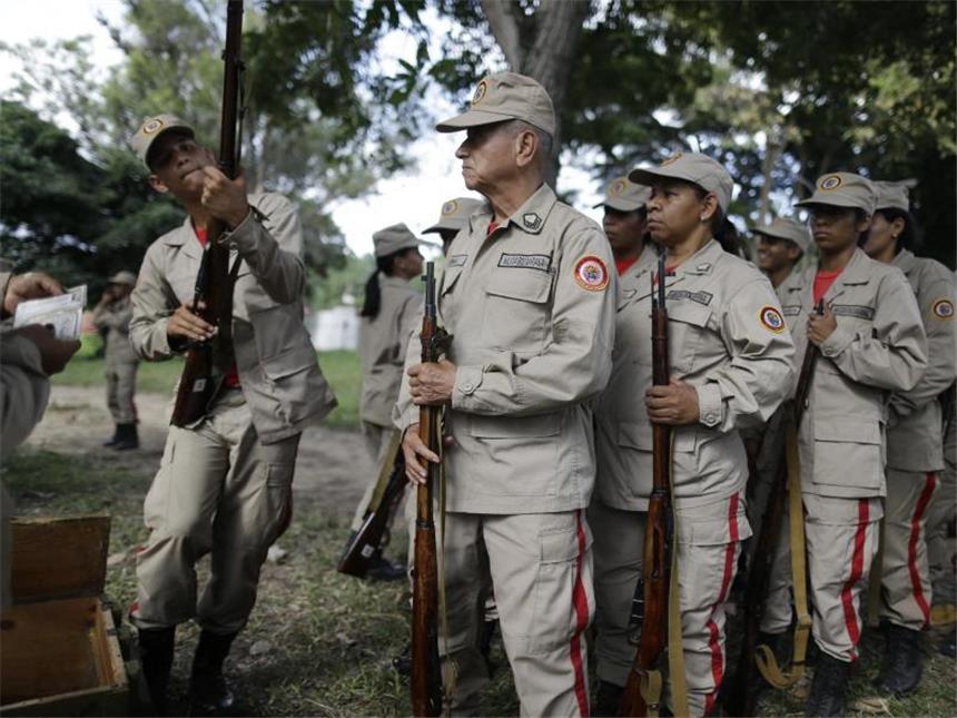 US-Regierung will Venezuela den Geldhahn zudrehen Milizionäre: Venezuelas Präsident Maduro ordnete Militärübungen an, die als Vorbereitung auf die von US-Präsident Trump angedeuteten "Militärischen Optionen" dienen. Foto: Ricardo Mazalan