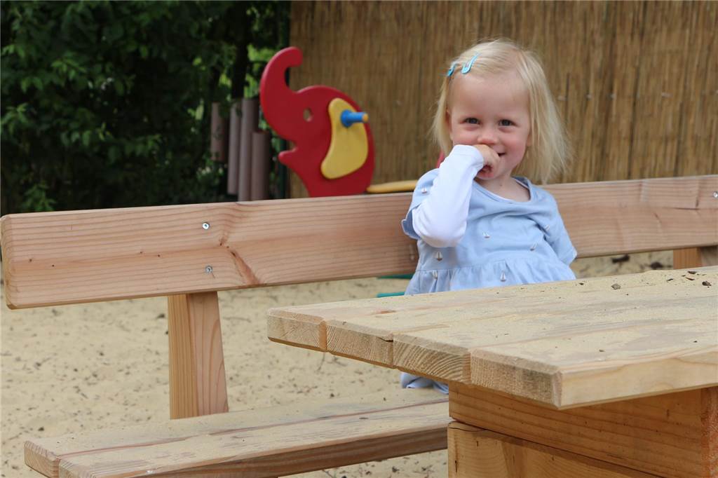 Neue Outdoor-Möbel: Kinder der Kita St. Jakobus frühstücken auch draußen Milla hat die neue Errungenschaft im U3-Bereich schon für gut befunden.