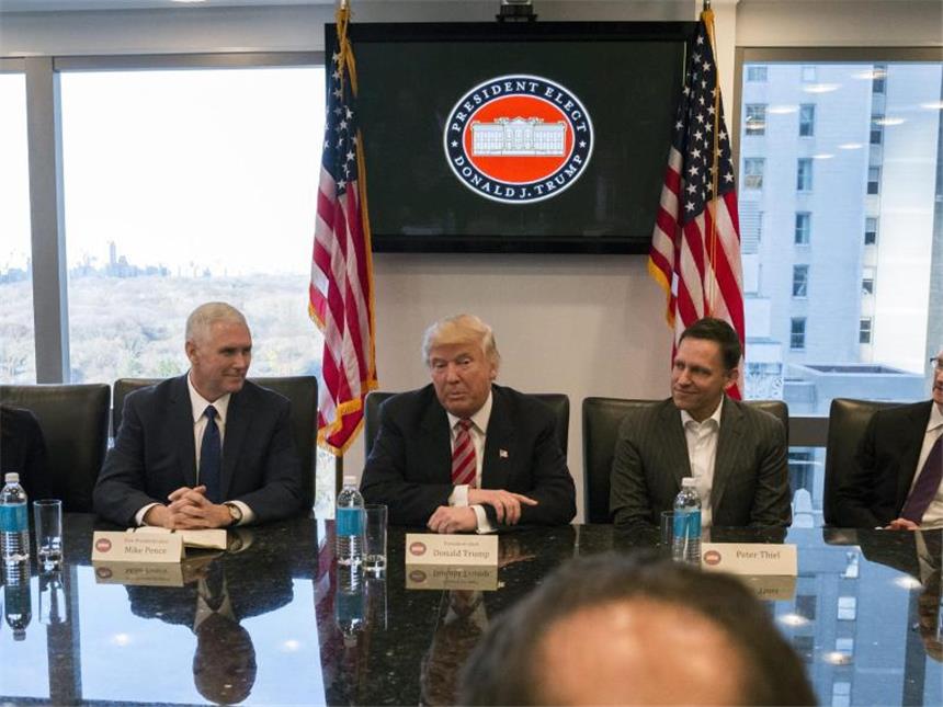 Trumps Kinder beim Technik-Gipfel lösen Kritik aus Milliardenschwere Gesprächsrunde: Die Konzernchefs suchten offenkundig einen Weg, die Kontroversen mit Trump (M) zu entschärfen. Foto: Albin Lohr-Jones