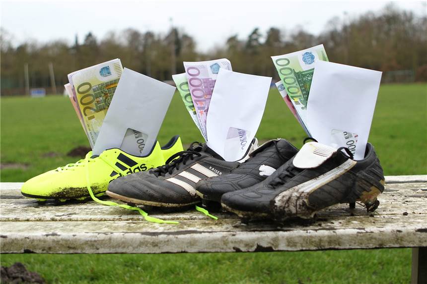 Schwarzgeld im Amateurfußball - rund 500 Millionen Euro fließen pro Saison am Staat vorbei Millionen an Euro fließen im Amateurfußball an den Finanzämtern vorbei.