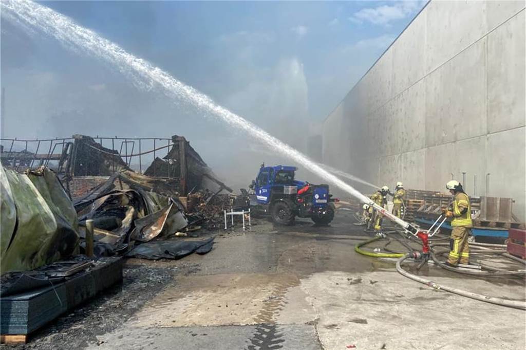 Raesfelder Feuerwehrleute bekämpften Großbrand in Vreden Millionenschäden hat der Brand am Samstag in Vreden verursacht.
