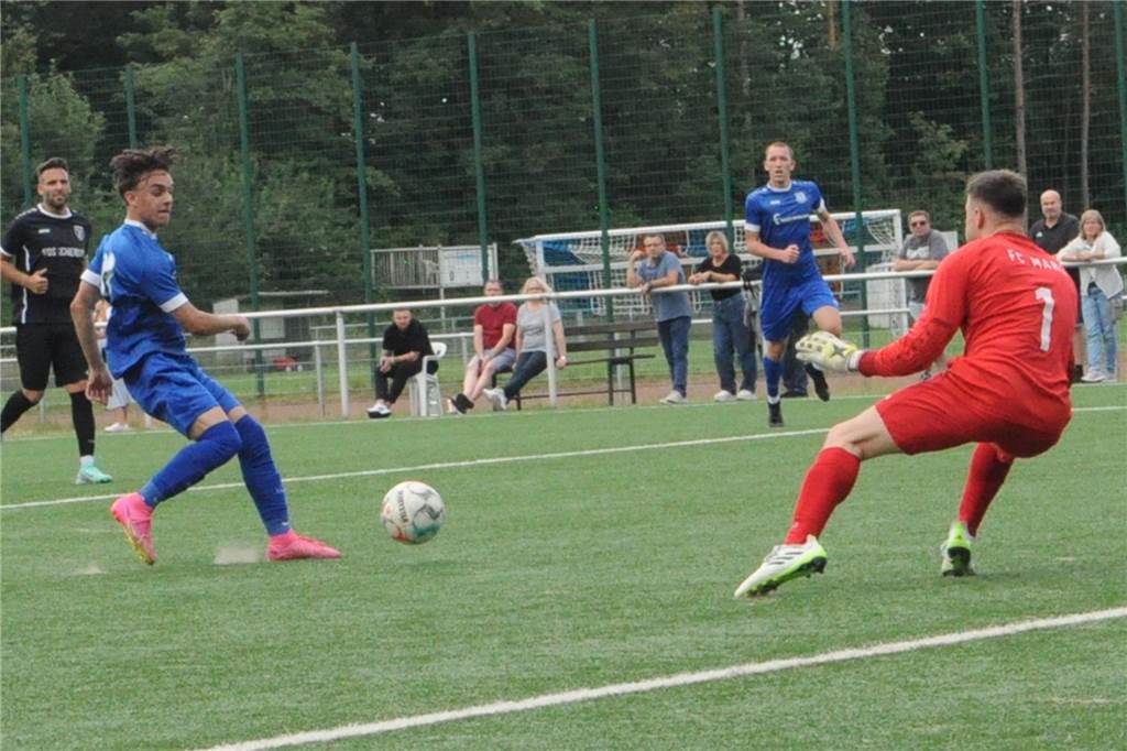 FC Marl II überrascht gegen Flaesheim mit einer Personalie: „Eine Nacht-und-Nebel-Aktion“ Millisekunden später hält Jan-Luca Schemberg stark: Flaesheims Adrian Weinhold kann den Keeper des FC Marl II nicht überwinden. Hier war die Parade am Ende aber auch nicht mehr wichtig - kurz darauf ertönte ohnehin der Abseitspfiff des Schiedsrichters.