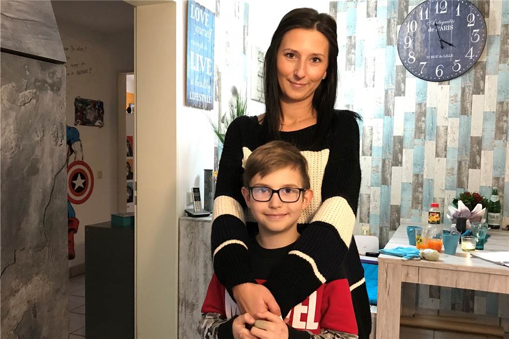 Milo mit seiner Mama Magdalena Kontny. Die 34-Jährige will für ihren kranken Sohn stark sein.