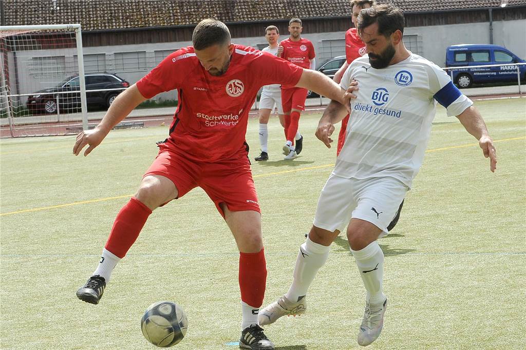 Treffer des ETuS Schwerte-Ost zum 1:0 war kein Tor wie jedes andere Ein Spieler des ETuS Schwerte-Ost im Zweikampf.
