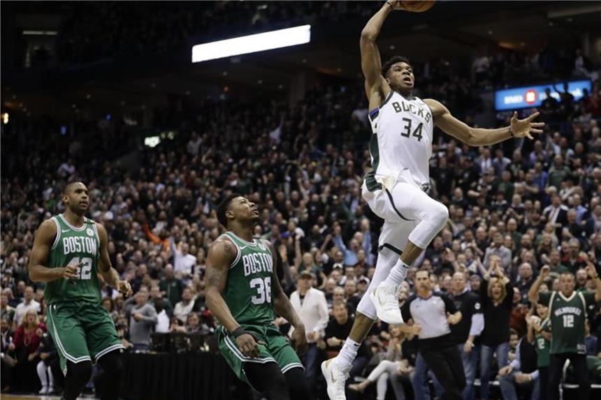Milwaukee erzwingt gegen Boston entscheidendes Spiel Milwaukees Giannis Antetokounmpo (r) versenkt gegen Boston einen Dunking. Foto: Morry Gash