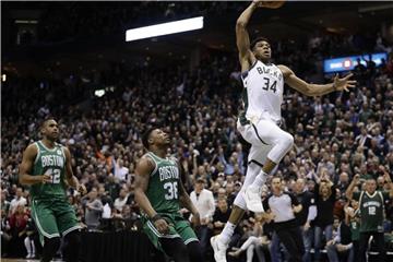 Milwaukees Giannis Antetokounmpo (r) versenkt gegen Boston einen Dunking. Foto: Morry Gash