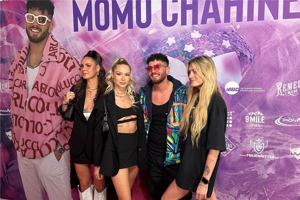 Mimi Gwozdz zusammen mit Freundinnen und Chahine.
