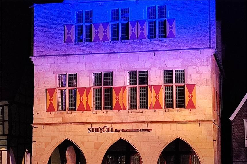 Leuchtende Solidarität mit der Ukraine am Wahrzeichen Wernes Das Alte Rathaus in Werne ist in blau-gelbes Licht getaucht.