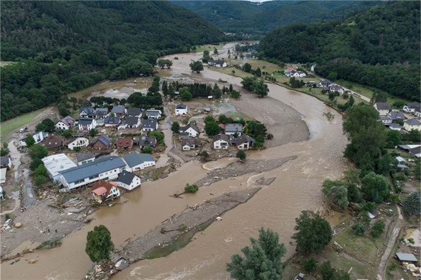 Studie: Klimawandel macht Hochwasser wahrscheinlicher Mindestens 180 Menschen kamen bei der Hochwasserkatastrophe im Juli ums Leben.
