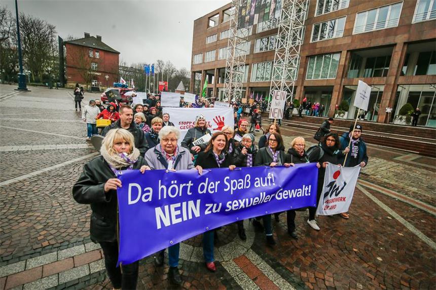 200 Frauen protestierten gegen sexuelle Gewalt Mindestens 200 Frauen nahmen an dem Demo-Zug vom Rathaus zum Hauptbahnhof teil.