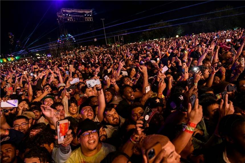 Acht Tote und mehr als 300 Verletzte bei Festival Mindestens acht Menschen sind US-Medien zufolge bei einem Musik-Festival in Houston ums Leben gekommen.