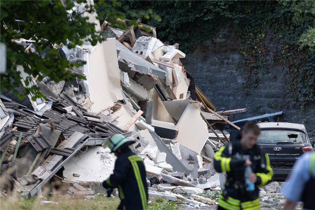 Haus-Explosion in Hemer: Zweites Opfer in Klinik gestorben Feuerwehrleute vor einem eingestürzten Haus.