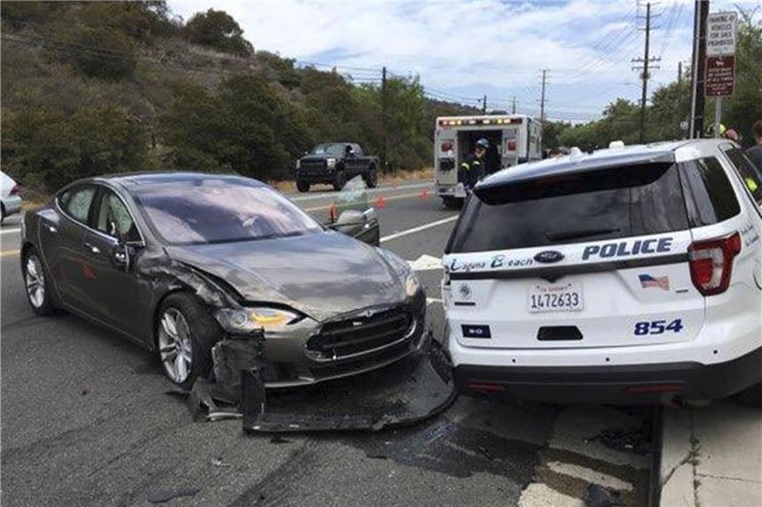 Weitere Tesla-Batterie fing Stunden nach Unfall Feuer Mindestens zwei Mal haben nach Tesla-Unfällen bereits gelöschte Batterien erneut gebrannt. Foto: Laguna Beach Police Department/AP