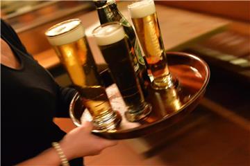 Mindestlohn-Branche Gastronomie: Mehr als 9,19 Euro sollte man hier nach Ansicht des arbeitgebernahen Instituts der deutschen Wirtschaft (IW) nicht verdienen. Foto: Marc Tirl