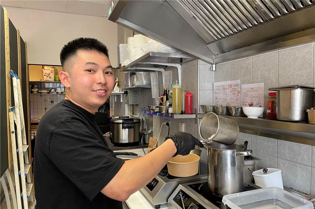 Zwei junge Gastronomen eröffnen vietnamesisches Restaurant neu Mingh Son Trinh in seinem neuen vietnamesischen Restaurant "Ming Son Kitchen" an der Provinzialstraße in Lütgendortmund