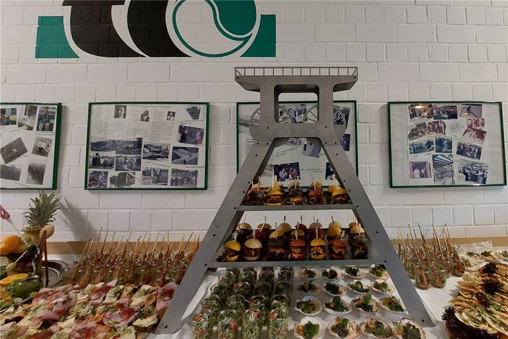 Mit Foodtruck und Burger-Förderturm: Die Familie Kreuger rockt die Gastro-Szene Buffet, das der Familienbetrieb Kreuger aufgebaut hat: Mini-Burger stehen auf Mini-Förderturm