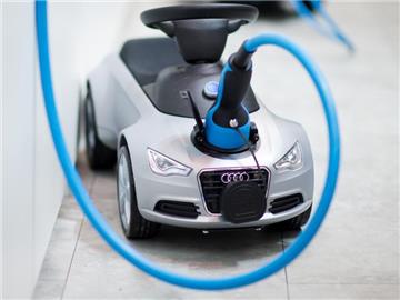 Mini-Flitzer: Ein Ladekabel für ein Elektroauto steckt bei der Hannover Messe in einem Spielauto für Kinder. Foto: Julian Stratenschulte