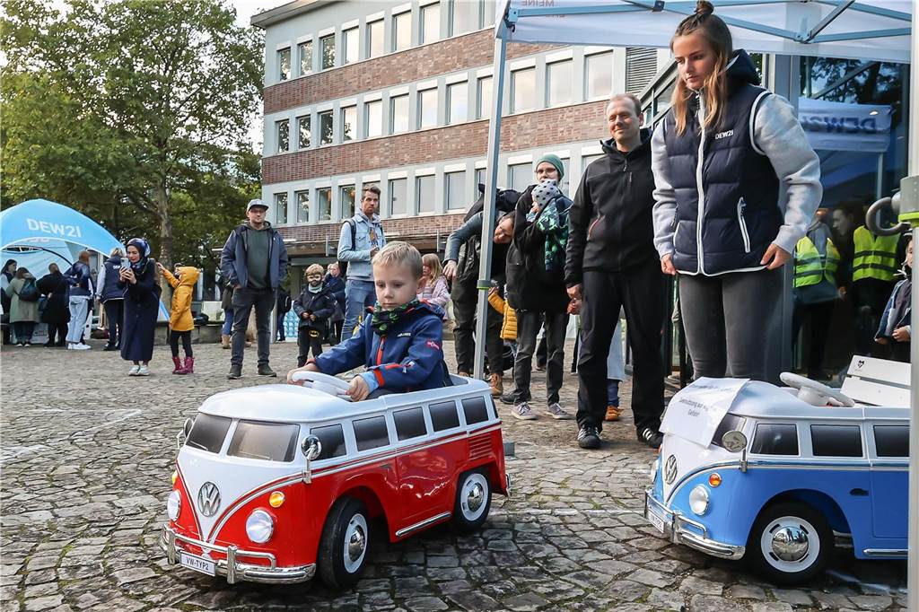 Vogelspinnen, Erotik und US-Star auf der Bühne bei der DEW-Museumsnacht Minibus-Fahrten können Kinder wieder vor der DEW-Zentrale unternehmen.