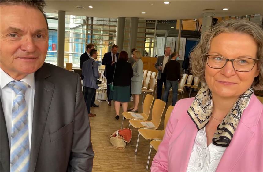 Geschenk der Ministerin zum 1000-Jährigen kommt gut an in Nordkirchen Ministerin Ina Scharrenbach (CDU) hat bei ihrem Besuch am Sonntag (27. 3.) in Nordkirchen für die Gemeinde ein willkommenes Geschenk mitgebracht, wie Bürgermeister Dietmar Bergmann (SPD) im Video sagt.