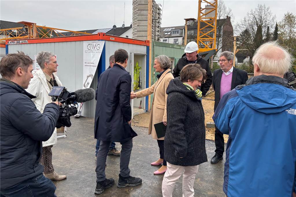 Landesministerin Ina Scharrenbach überreicht Millionen-Förderung Ministerin Ina Scharrenbach zu Besuch auf dem Gelände des Neubaugebietes am Rosenweg in Schwerte-Holzen: Sie schüttelt viele Hände.