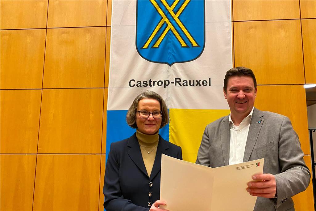 FWI beantragt Toilette für Spiel-, Sport und Bewegungspark am Hallenbad Ministerin Ina Scharrenbach übergibt einen Förderbescheid an Bürgermeister Rajko Kravanja: Die Stadt Castrop-Rauxel kann den Super-Spielplatz am Hallenbad bauen.