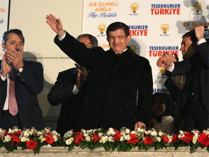 AKP will neue Verfassung und mehr Macht für Erdogan Ministerpräsident Ahmet Davutoglu grüßt die Anhänger der AKP nach dem überraschend deutlichen Wahlsieg. Davutoglu hat eine neue Verfassung für die Türkei gefordert. Foto: dpa