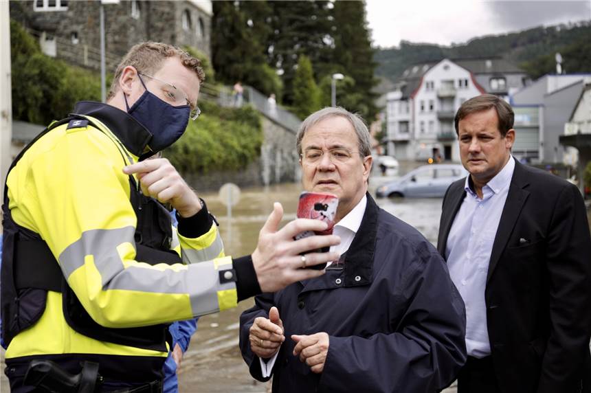 Wahlkämpfer in Gummistiefeln - ein schmaler Grat Ministerpräsident Armin Laschet (CDU) hat sich am Donnerstagmorgen in Altena über die aktuelle Lage informiert.