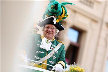 Ministerpräsident Armin Laschet nimmt an einem Rosenmontagszug teil. Foto: Rolf Vennenbernd