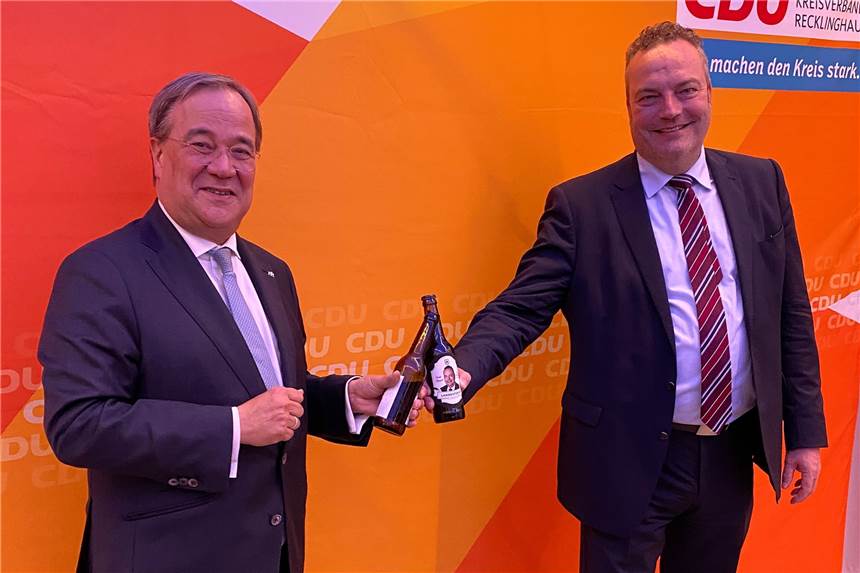 Mit Armin Laschet und eigenem Bier: So feierte der neue Landrat Klimpel Ministerpräsident Armin Laschet war der Überraschungsgast auf der Wahlparty für den neuen Landrat Bodo Klimpel.