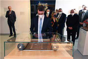 Ministerpräsident Hendrik Wüst schaut sich ein Exponat im Jüdischen Museum Dorsten an.