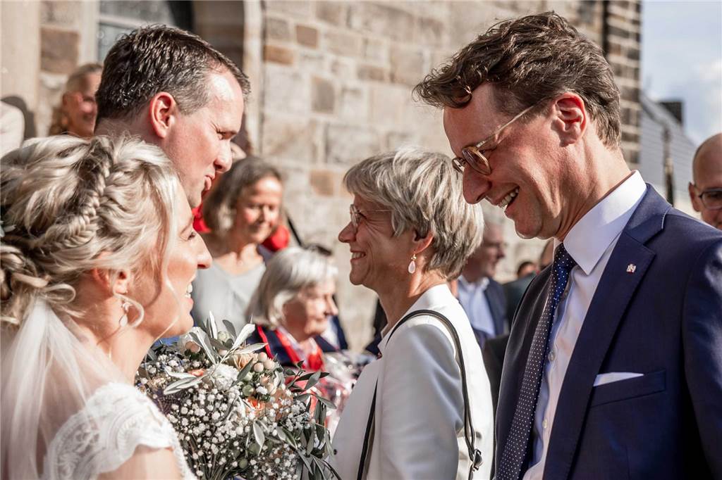 Tobias Stockhoff und Monika Heisterklaus: Viele Geschenke, Hochzeitsreise erst 2024 Minsterpräsident Hendrik Wüst gratulierte dem Brautpaar nach der Trauung.