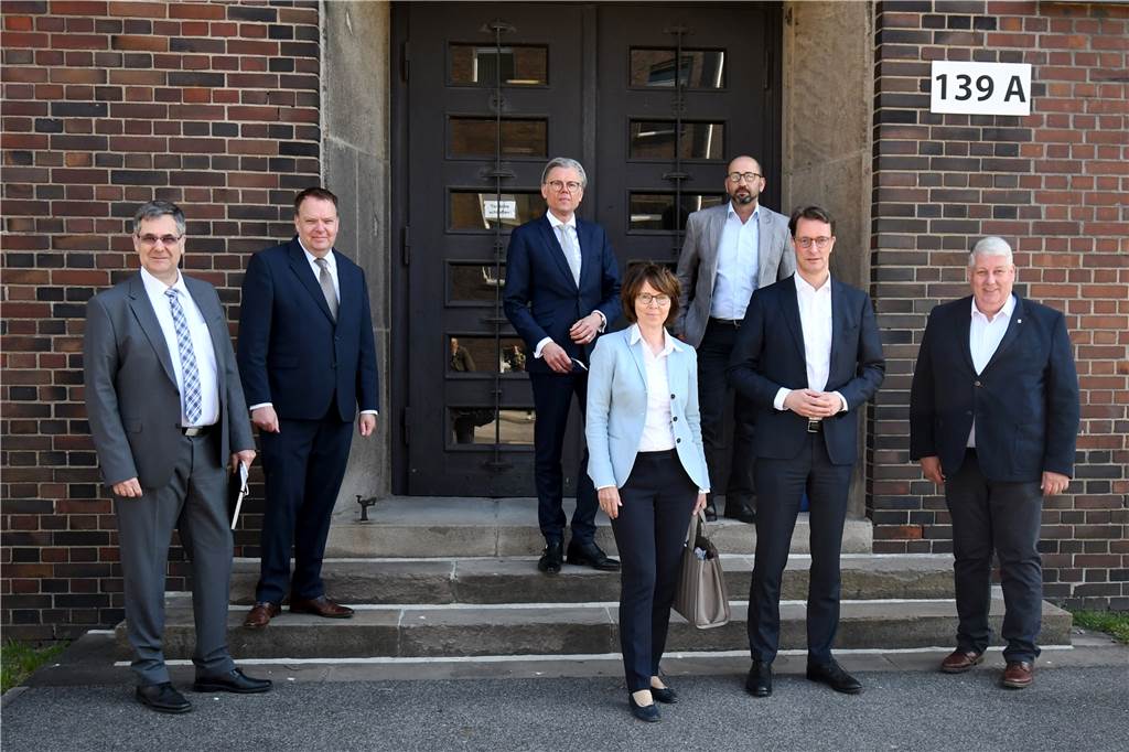 Hendrik Wüst im Chemiepark Marl: „Betrieb der Kohlekraftwerke verlängern“ Ministerpräsident Hendrik Wüst hat am Dienstagvormmittag (19.4.) die Firma Evonik im Chemiepark Marl besucht.