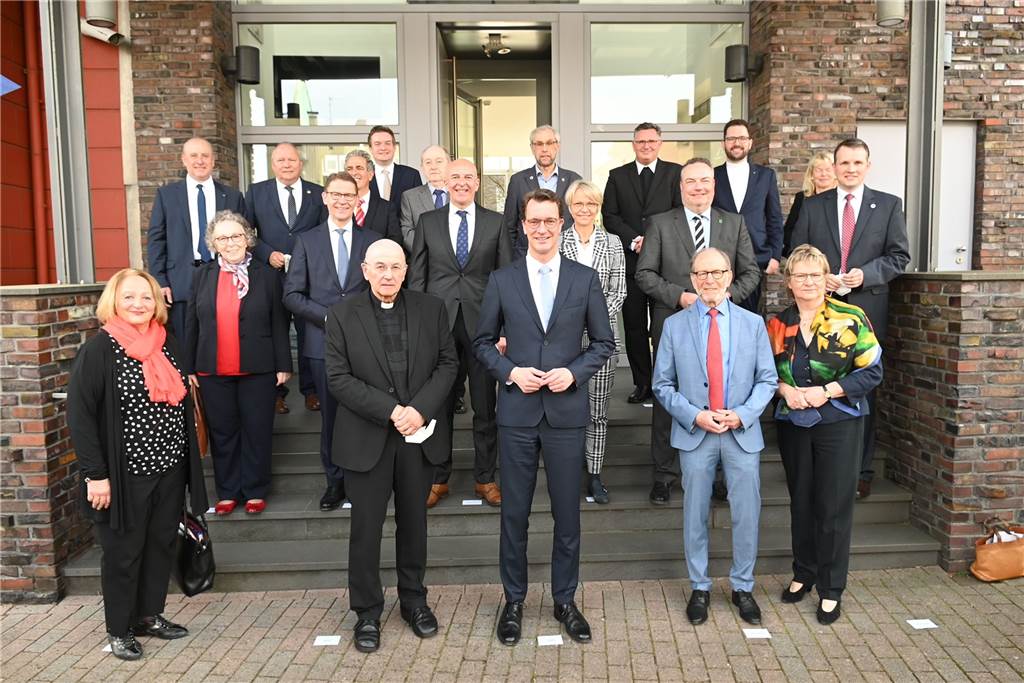 Ministerpräsident Wüst: „Wir wollen jüdisches Leben sichtbar machen“ (mit Video) Gruppenbild mit Ministerpräsident Hendrik Wüst auf der Treppe des Jüdischen Museums.