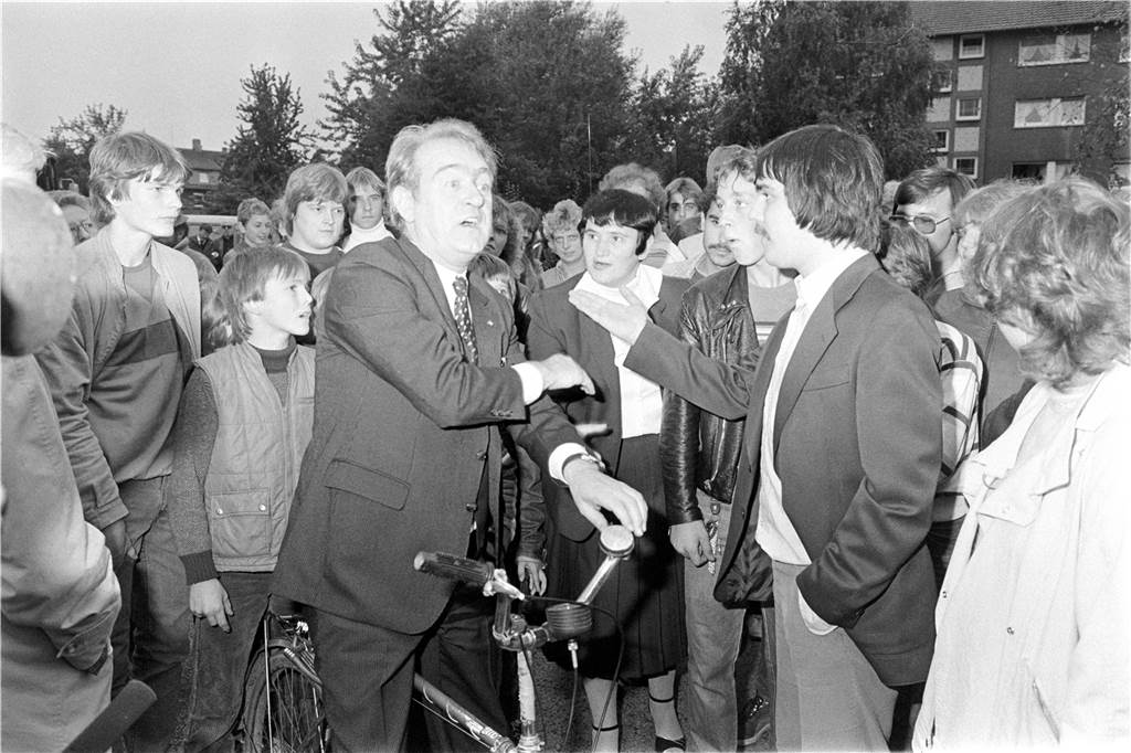 Armin Laschet will mit 1000 Gästen feiern vorm Schloss Nordkirchen Ministerpräsident Johannes Rau - hier 1983 bei einem Besuch in Lünen - hatte die Tradition der Sommerkonzerte der Landesregierung begründet.