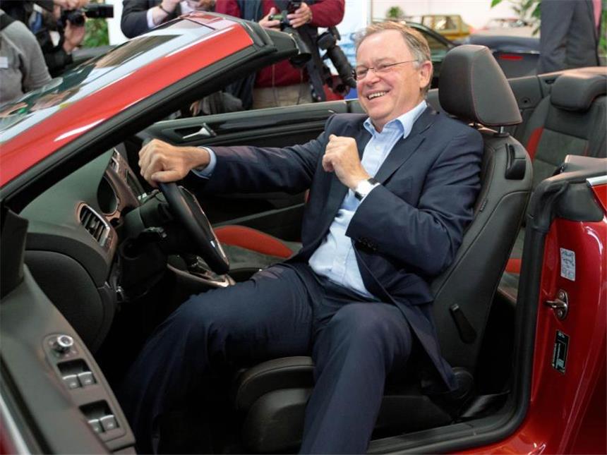 Weil zuversichtlich für VW-Standort Osnabrück Ministerpräsident Weil sitzt in der Automobilsammlung von Volkswagen in Osnabrück. Foto: Friso Gentsch/Volkswagen