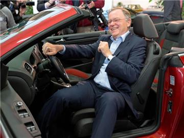Ministerpräsident Weil sitzt in der Automobilsammlung von Volkswagen in Osnabrück. Foto: Friso Gentsch/Volkswagen