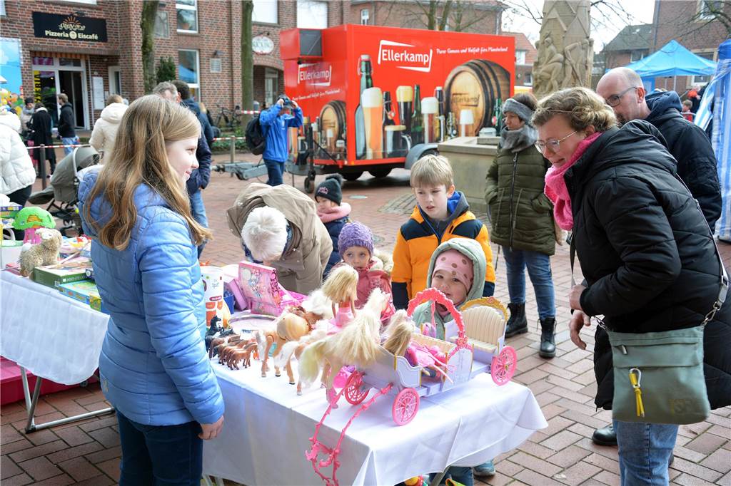 Nelia Wenzel steht hinter ihrem Stand beim Familienflohmarkt.