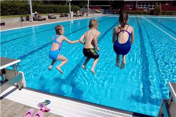 Mira (10), Tilda (8) und Finn (8) begrüßten den Sommer im Freibad in Brambauer mit einer ordentlichen "Arschbombe".