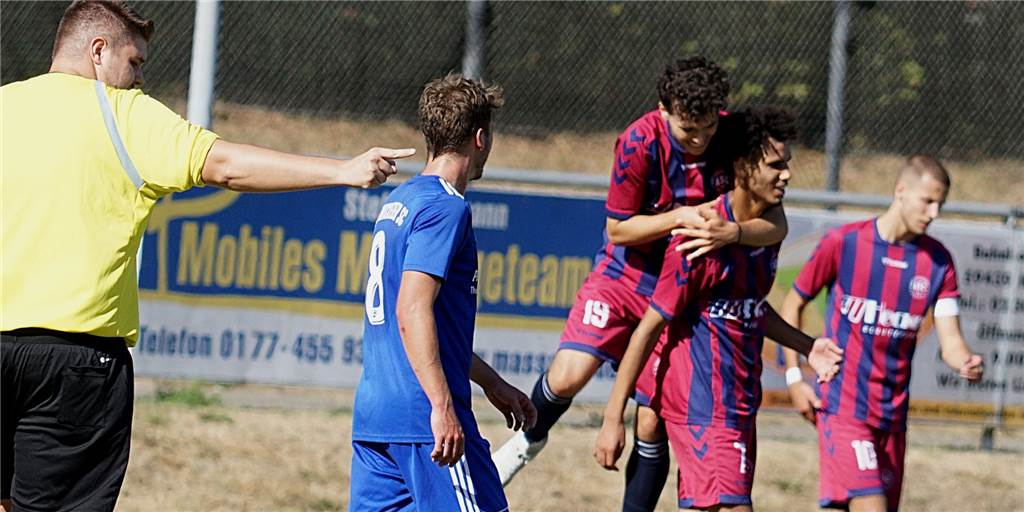 Unten drin: U23 des Holzwickeder SC kassiert dritte Saisonpleite im dritten Spiel Mirac Balli springt jubelnd auf den Doppeltorschützen Kennet Sucker, nachdem dieser das 0:3 erzielt hatte. Holzwickedes Henning Heubel beobachtet die Szene.