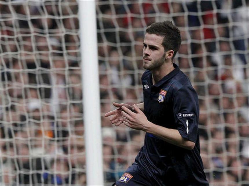 Brisantes «Bruderduell» in Champions League Miralem Pjanic jubelt nach seinem Tor gegen Real Madrid.