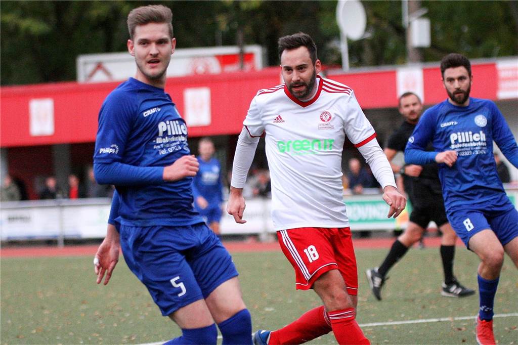 Ehemaliger Westfalenliga-Torschützenkönig kommt nicht auf die Beine:: Knie macht Probleme Mirca Basic im Brackel-Trikot hat den Blick auf den Ball gerichtet.