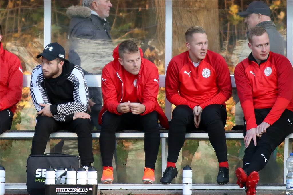 Nach Didion-Entlassung: Fünf Hombrucher Spieler brechen mit dem Vorstand und verlassen den Klub Mirco Burkamp (2.v.r.) und Robert Meyer (r.) auf der Hombrucher Bank.