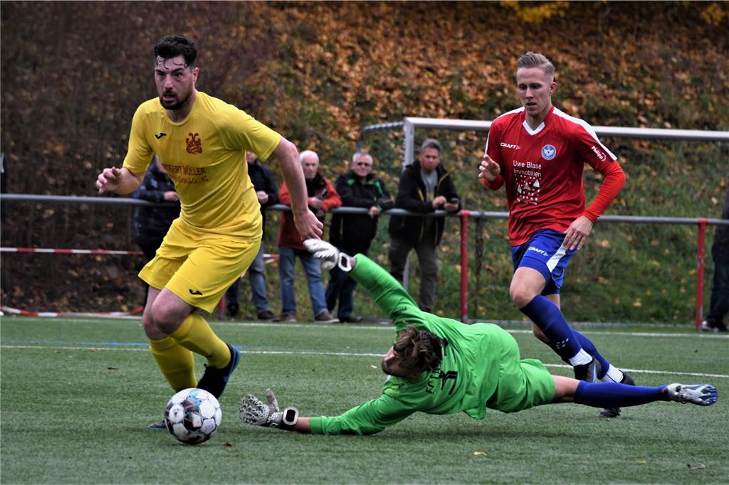 TuS Rahm verstärkt sich mit Ex-Landesliga-Spieler, der aktuell in Castrop-Rauxel kickt Mirco Burkamp (r.) wechselt zum TuS Rahm. Hier eilt ihm Mengede Aaron Vasiliou (l.) davon.