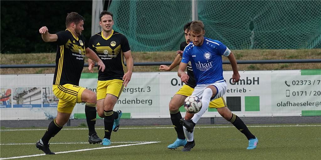 VfL Kamen deckt Schwächen in der Kaiserauer Dreierkette schonungslos auf Mirco Gohr - hier am Ball - markierte im Spiel gegen den SuS Kaiserau zwei Treffer. Hier wird er bedrängt von Kaiseraus Dylan Pires und Hennig Ulrich Steffen (l.).