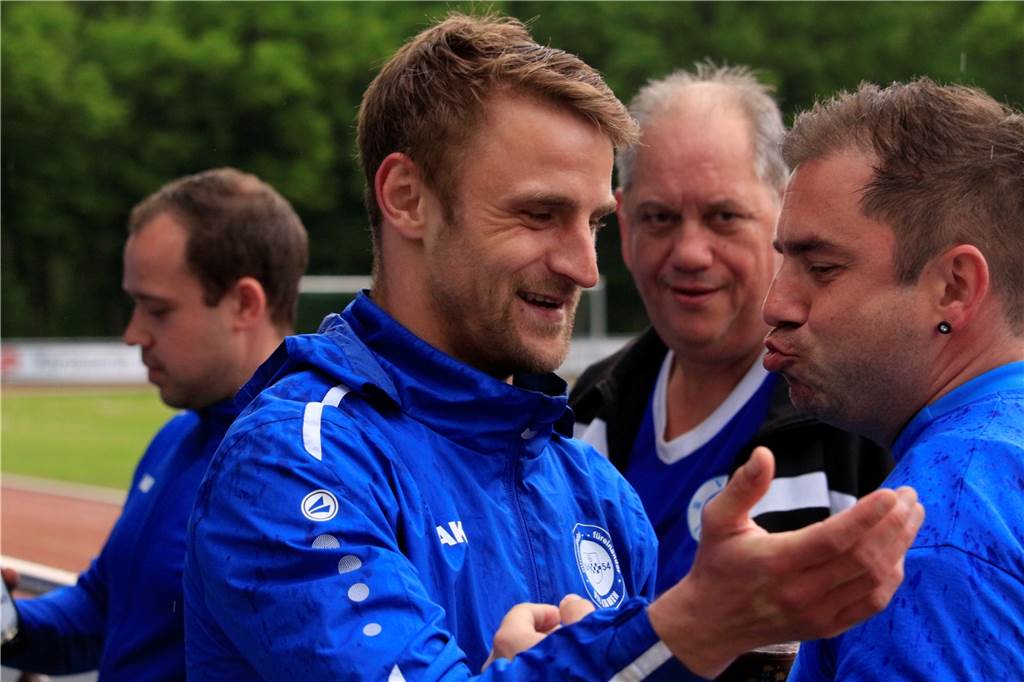 VfL Kamen ist Meister: Mirco Gohr und Andre Born schießen den VfL zum Titel Mirco Gohr (l.) freute sich nach Abpfiff mit Trainer Sebastian Laub (r.).