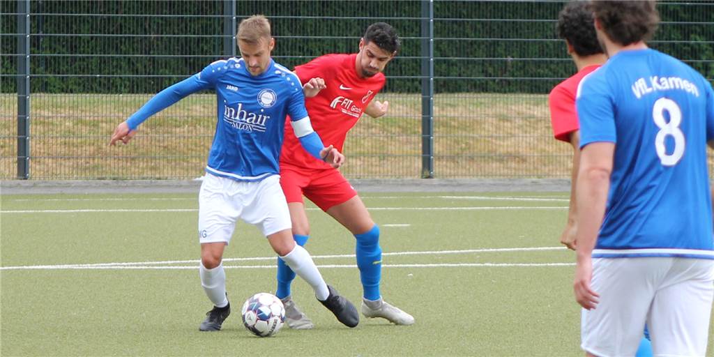 VfL Kamens Mirco Gohr bezwingt mit seinen beiden Treffern die SG Gahmen Mirco Gohr (l.) war am Sonntag Spieler des Tages im Team des VfL Kamen gegen die SG Gahmen. Der ehemalige Oberliga-Spieler markierte beim 2:1 beide Treffer.