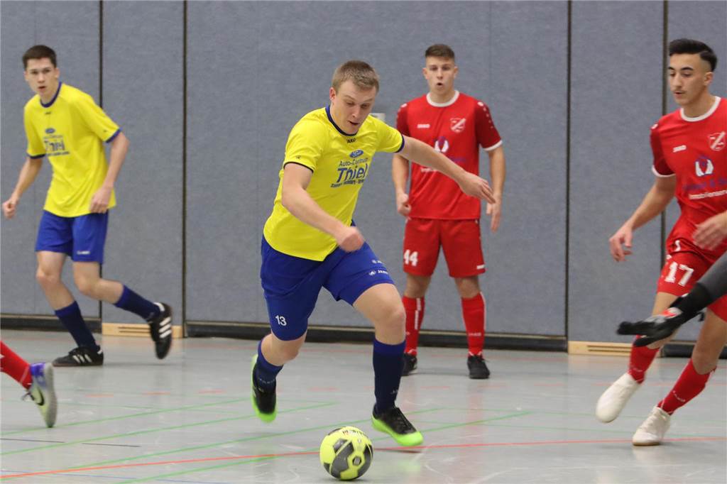 Abstiegszone rückt für den SV Herbern II immer näher Mirco Kortendieck, Kapitän des SV Herbern II, führt den Ball bei einem Spiel des Davertpokals am Fuß.