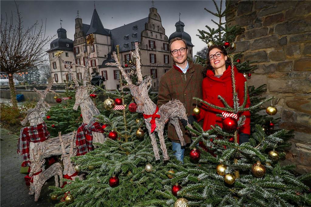 Markt und Knusperhäuschen locken zu „Weihnachtsflair“ in den Schlosspark Mireta und Felix zu Knyphausen vor Schloss Bodelschwingh.